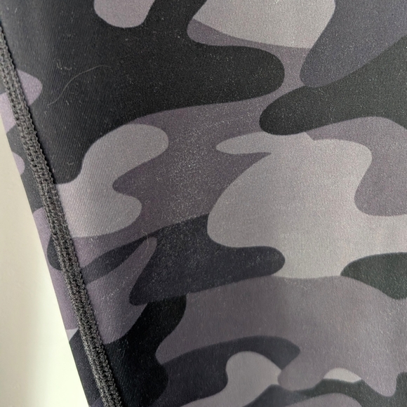 LOLË High-waisted Black Camouflage Leggings In Size Small - Picture 8 of 8